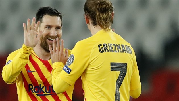 Lionel Messi slav gl se spoluhrem z Barcelony Antoinem Griezmannem.