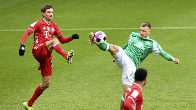 Maximilian Eggestein (vpravo) z Brém se snaží odehrát balon, z levé strany ho sleduje Thomas Müller z Bayernu.