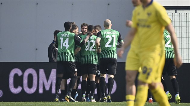 Fotbalisté Sassuola se radují z gólu v zápase proti Veroně.