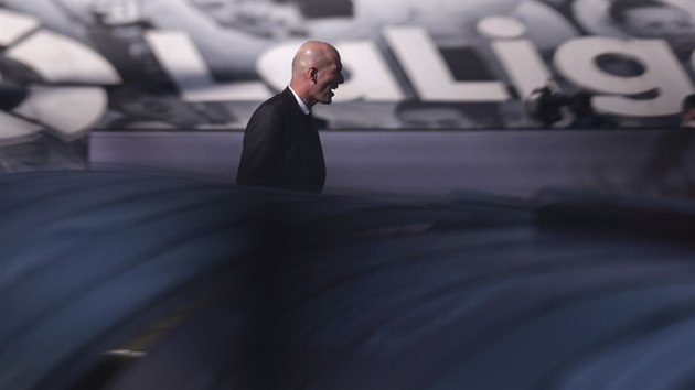 Trenr Realu Madrid Zinedine Zidane bhem zpasu proti Elche