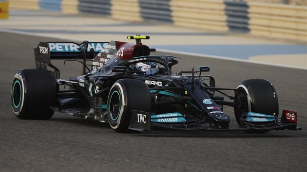 Valtteri Bottas z Mercedesu bhem druhho testovacho dne formule 1
