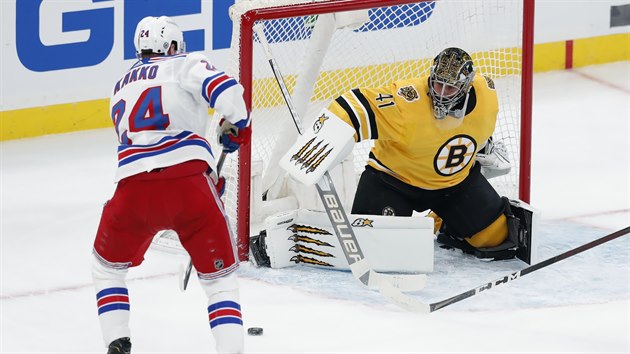 Brank Bostonu Jaroslav Halk sleduje situaci ped svou brankou v zpase proti New York Rangers.