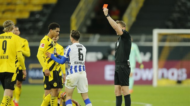 Vladimír Darida (v bílém) z Herthy právě dostal od rozhodčího červenou kartu v zápase proti Dortmundu.