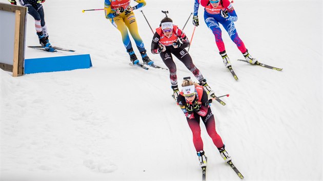 Tiril Eckhoffová (v popředí) z Norska běží v čele smíšené štafety.