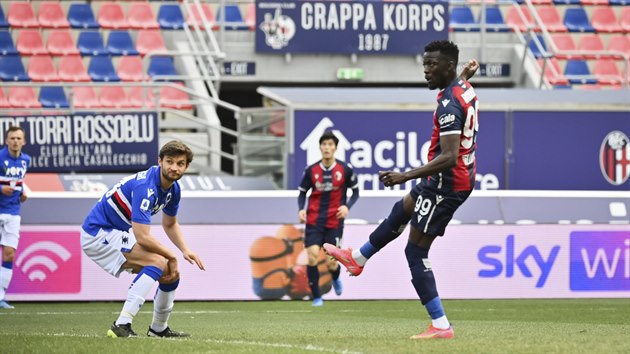 Musa Barrow (vpravo) z Boloni dává gól v zápase proti Sampdorii.