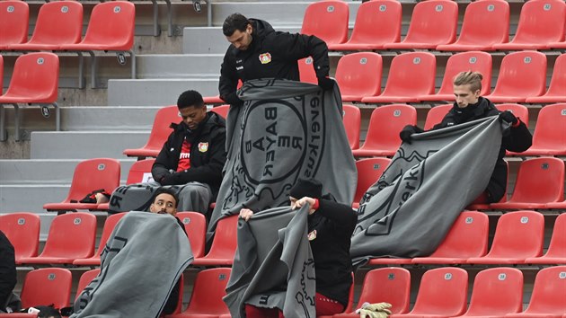 Náhradníci Leverkusenu během zápasu proti Bielefeldu.