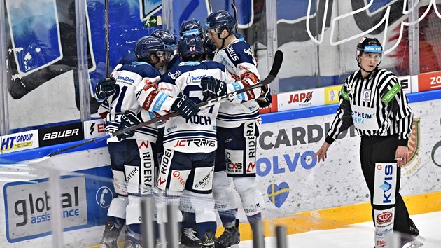 Vítkovičtí hokejisté slaví vstřelený gól v zápase proti Brnu.