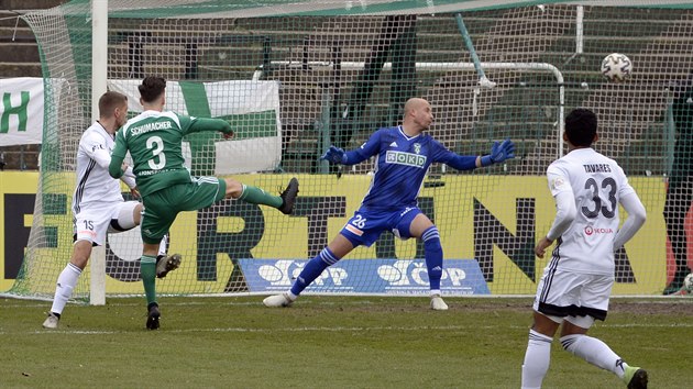 Till Schumacher (druhý zleva) z Bohemians dává gól v zápase proti Karviné.
