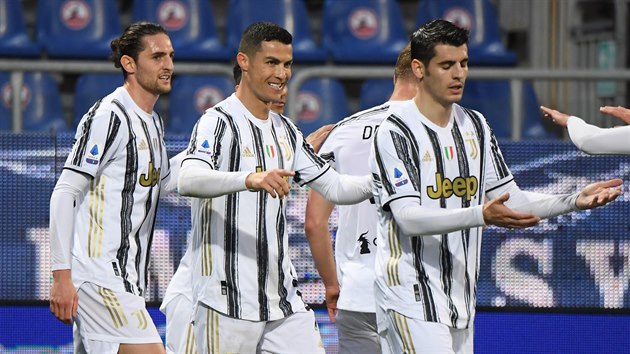 Fotbalisté Juventusu se radují z gólu proti Cagliari.
