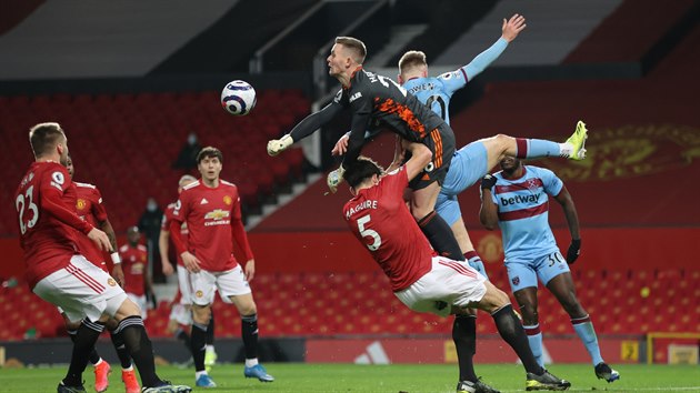 Brank Manchesteru United Dean Henderson (v ernm) zasahuje proti balonu v utkn proti West Hamu.