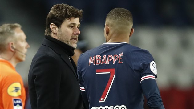 Kylian Mbappé (vpravo) z PSG naslouchá pokynům trenéra Mauricia Pochettina v zápase proti Nantes.