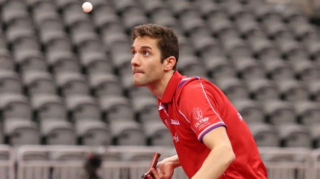 Stolní tenista Lubomír Jančařík podává v utkání olympijské kvalifikace v Dauhá.