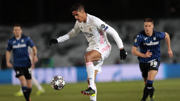 Raphael Varane (Real Madrid) si zpracovává míč v utkání s Atalantou.