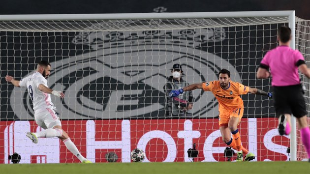 Karim Benzema má po chybě v rozehrávce gólmana Atalanty Marca Sportiella před sebou téměř prázdnou bránu.