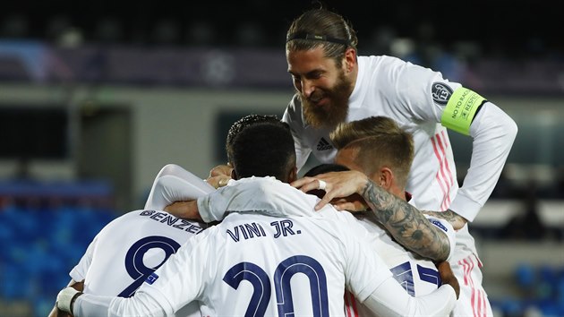 Fotbalisté Realu Madrid se radují z gólu v čele s kapitánem Sergiem Ramosem (nejvýš).