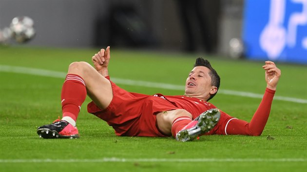 Robert Lewandowski, útočník Bayernu Mnichov leží na zádech.