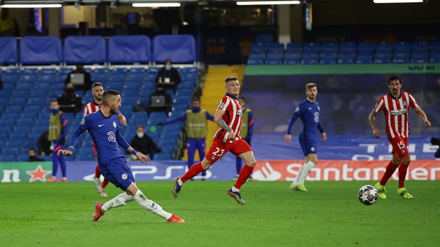 Hakím Zijach (Chelsea) zakončuje gólem rychlý protiútok v zápase s Atlétikem Madrid.