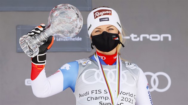 Švýcarka Lara Gutová-Behramiová pózuje s malým křišťálovým glóbem, který získala jako nejlepší lyžařka super-G.