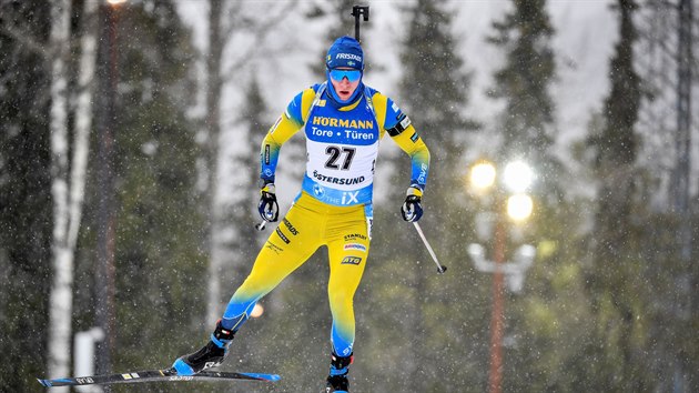 Švéd Sebastian Samuelsson na trati sprintu v Östersundu