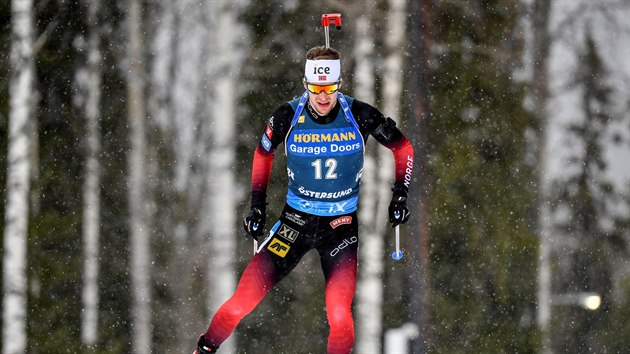 Norský biatlonista Sturla Holm Lägreid na trati sprintu v Östersundu