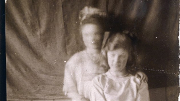 Děvče a jeho sestra - duch. Fotograf neznámý, snímek pochází z doby kolem roku 1916.