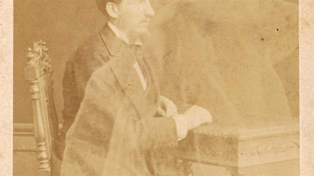 Jedním z fotografů „duchů“ byl Edouard Buguet. Na svém snímku z doby kolem roku 1870 zachytil sedícího džentlmena - a údajného ducha jakéhosi Johna Kinga.