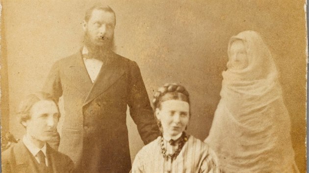 Dopřeji vám kontakt mezi pozemským a posmrtným světem. Pan Stainton Moses, stojící muž s vousem, sekundoval fotografovi, který právě toto nabízel. I manželům Percivalovým. Na fotografii z doby kolem roku 1872 ostatně zachytil jejich setkání s „duchem“ jejich dcerky.