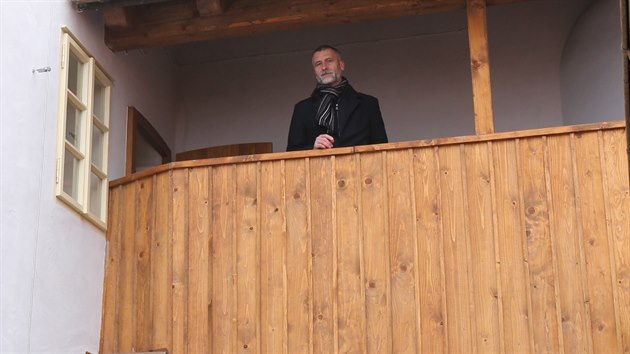 Předseda spolku Petr Antoni na ochozu ve dvoře Mederova domu.