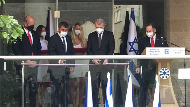 Slavnostn otevrn poboky esk ambasdy v Jeruzalm, na snmku je druh zprava premir Andrej Babi. (11. bezna 2021)