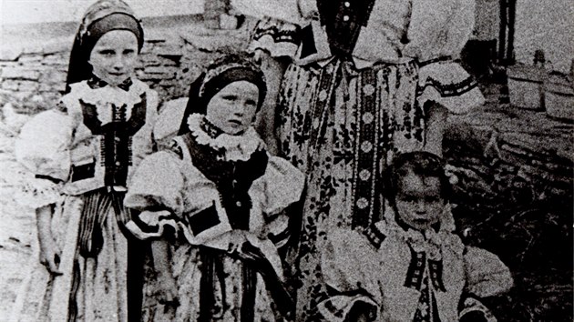 Irena Preissigov se svmi dcerami (Inka je uprosted) v krojch v Korytn v roce 1908