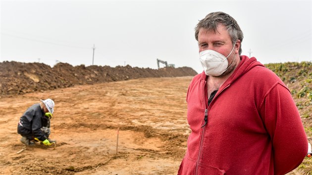 Archeolog Jan Bařinka při vykopávkách v místě stavby dálnice v Babicích. (4.3. 2021)