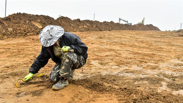 Archeologové při vykopávkách v místě stavby dálnice v Babicích. (4.3. 2021)