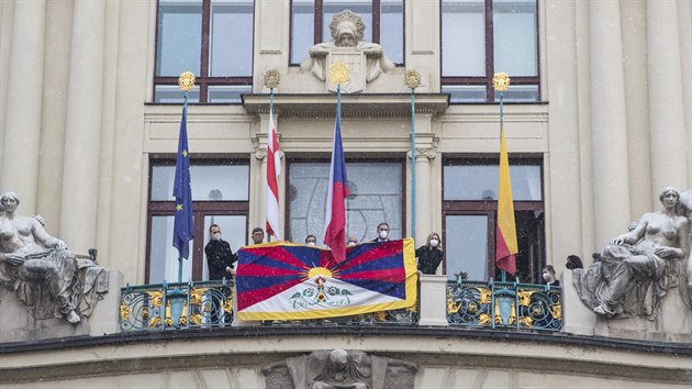 Vyven tibetsk vlajky, kterho ze zastnili prask primtor Zdenk Hib.(10.bezna 2021)