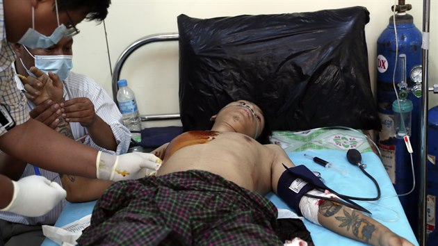 Zrann mu po protestu proti vojenskmu pui v Barm. Pi nedlnch protestech v barmskm Rangnu zemelo nejmn 14 protestujcch a jeden policista. (14. bezna 2021)