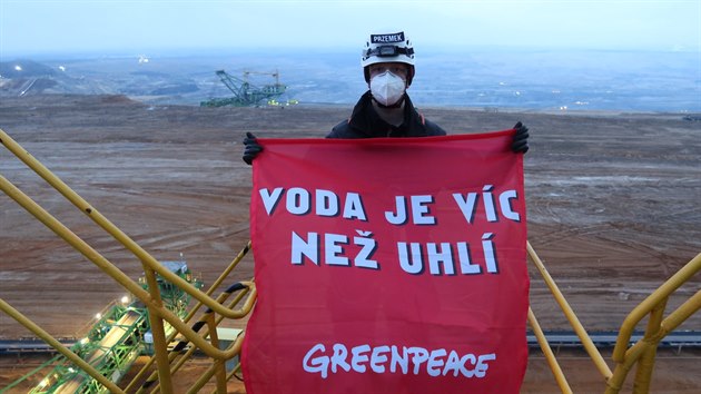 Aktivisté Greenpeace obsadili rypadlo v Turówě.