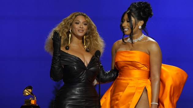 Beyoncé a Megan Thee Stallion přebírají Grammy za nejlepší rapovou skladbu roku - Savage.