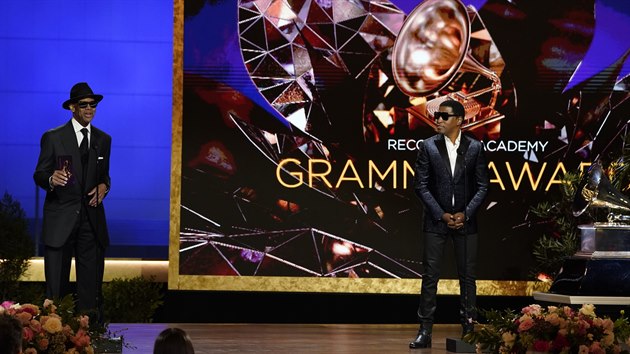 Producenti Jimmy Jam a  Babyface na předali cenu zpěvačce Beyoncé.