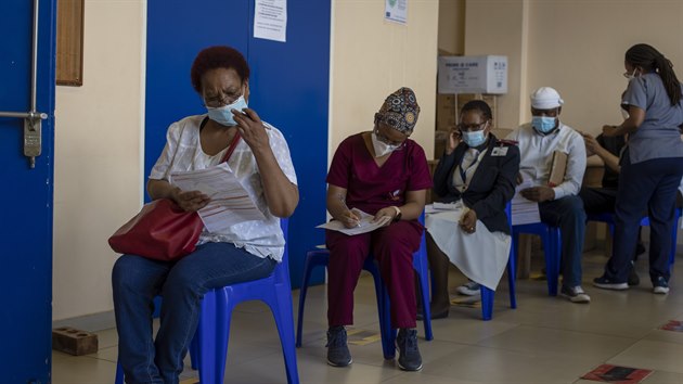 Jihoafričané čekají na očkování vakcínou. (5. března 2021)