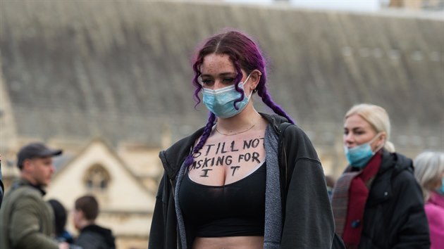 Demonstrace proti sexulnmu nsil a nvrhu zkona, kter by dal britsk policii vt pravomoci pi potlaovn protest. (15. bezna 2021)