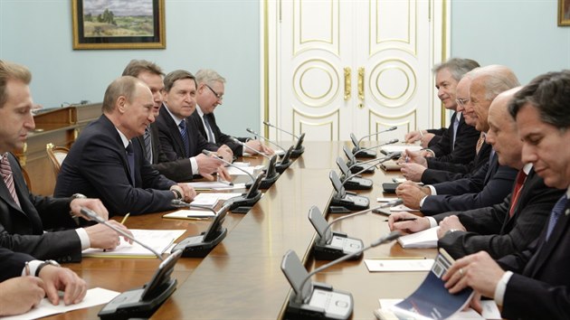 Joe Biden pi setkn s Vladimirem Putinem v dob, kdy byl Biden viceprezident a Putin premir. (10. bezna 2011)