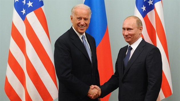 Joe Biden při setkání s Vladimirem Putinem v době, kdy byl Biden viceprezident a Putin premiér. (10. března 2011)