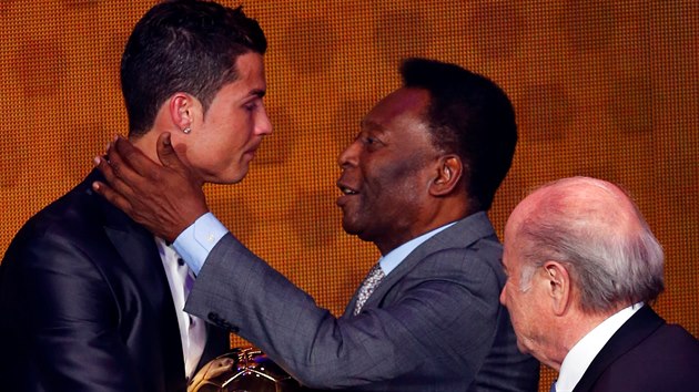 Pel gratuluje Cristianu Ronaldovi k zisku Zlatho me v roce 2013.