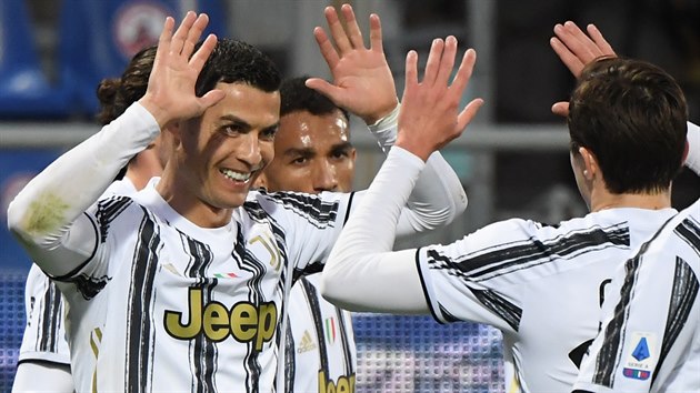 Cristiano Ronaldo slaví jeden ze svých tří gólů v utkání Juventusu s Cagliari.