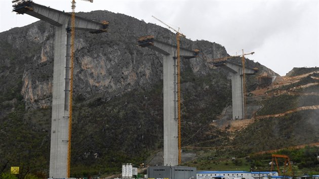 Čínská firma CRBC staví v Černé Hoře dálnici spojující přístav Bar se Srbskem. (8. dubna 2019)