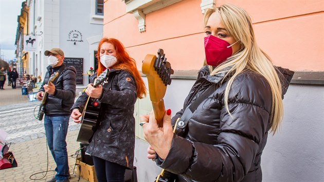 Folkov� kapela Zlat� sko��pky zahr�la v Hlubok� nad Vltavou, aby pot�ila kolemjdouc� v koronavirov� dob�. Na sn�mku jsou zleva Richard Piterka), Jaroslava Mart�nkov� a Zlata Paulov�.