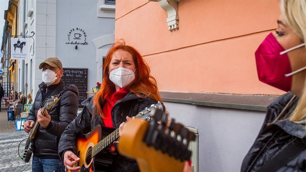 Folkov� kapela Zlat� sko��pky zahr�la v Hlubok� nad Vltavou, aby pot�ila kolemjdouc� v koronavirov� dob�. Na sn�mku jsou zleva Richard Piterka, Jaroslava Mart�nkov� a Zlata Paulov�.