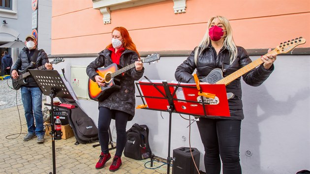Folkov� kapela Zlat� sko��pky zahr�la v Hlubok� nad Vltavou, aby pot�ila kolemjdouc� v koronavirov� dob�. Na sn�mku jsou zleva Richard Piterka, Jaroslava Mart�nkov� a Zlata Paulov�.