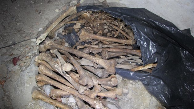 Žena objevila v opuštěné budově v katastru Semic tři pytle s lidskými kostmi.