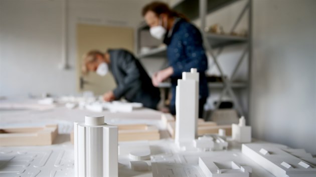Už existující budovy v brněnském Jižním centru jsou vyrobené na 3D tiskárně z tvrzeného plastu a dostávají bílý nátěr. Stavby, které teprve vyrostou, jsou z olšového dřeva.