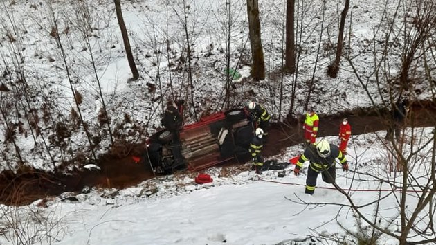 Řidičku museli z potoka nedaleko Zlaté Olešnice na Trutnovsku vyprostit hasiči. (12. 3. 2021)
